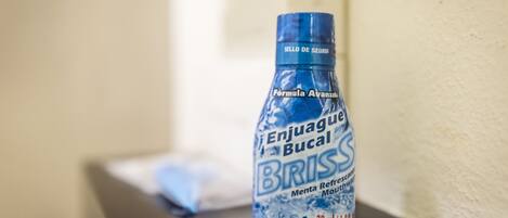 Een flesje mondwater BRISS op een donkere ondergrond.