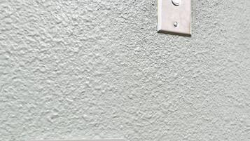 Ein an der Wand befestigtes Nummernschild mit der Nummer 7420, ein visuelles Signal für die Türklingel und ein schwarzes Gegensprechanlage-Modul.
