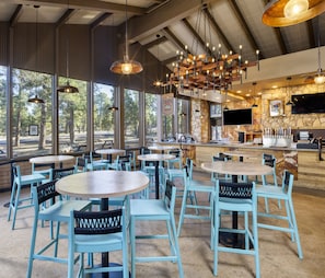 2 restaurants, breakfast served