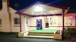 施設の正面 (日没後)