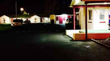 Fassade der Unterkunft – Abend/Nacht