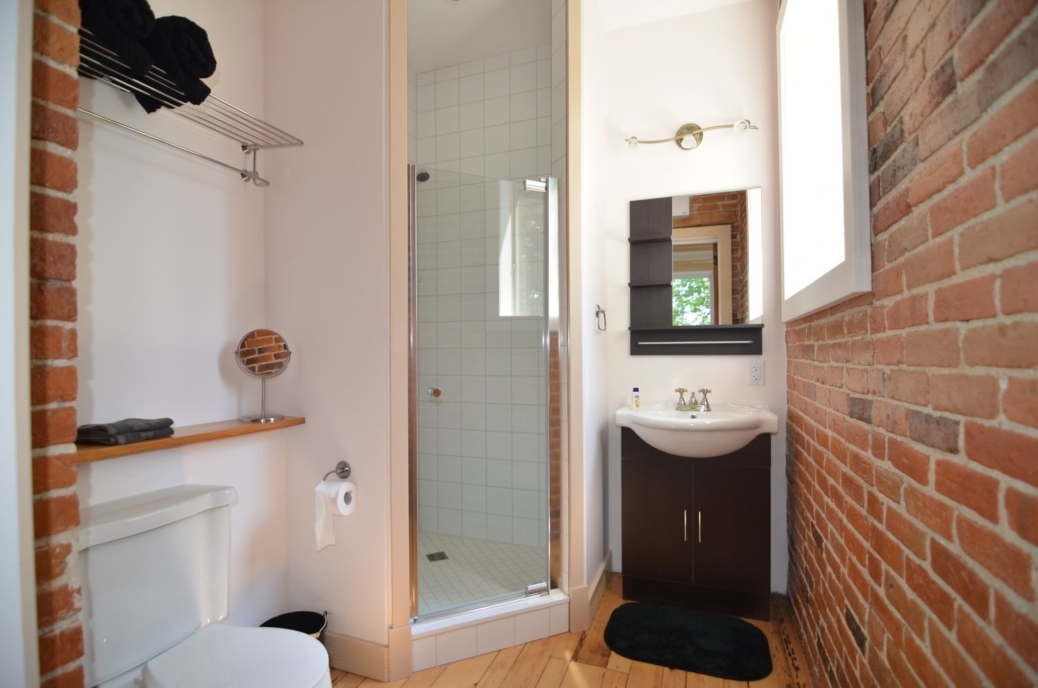 Ein kleines Badezimmer mit Dusche, Toilette und Waschbecken.