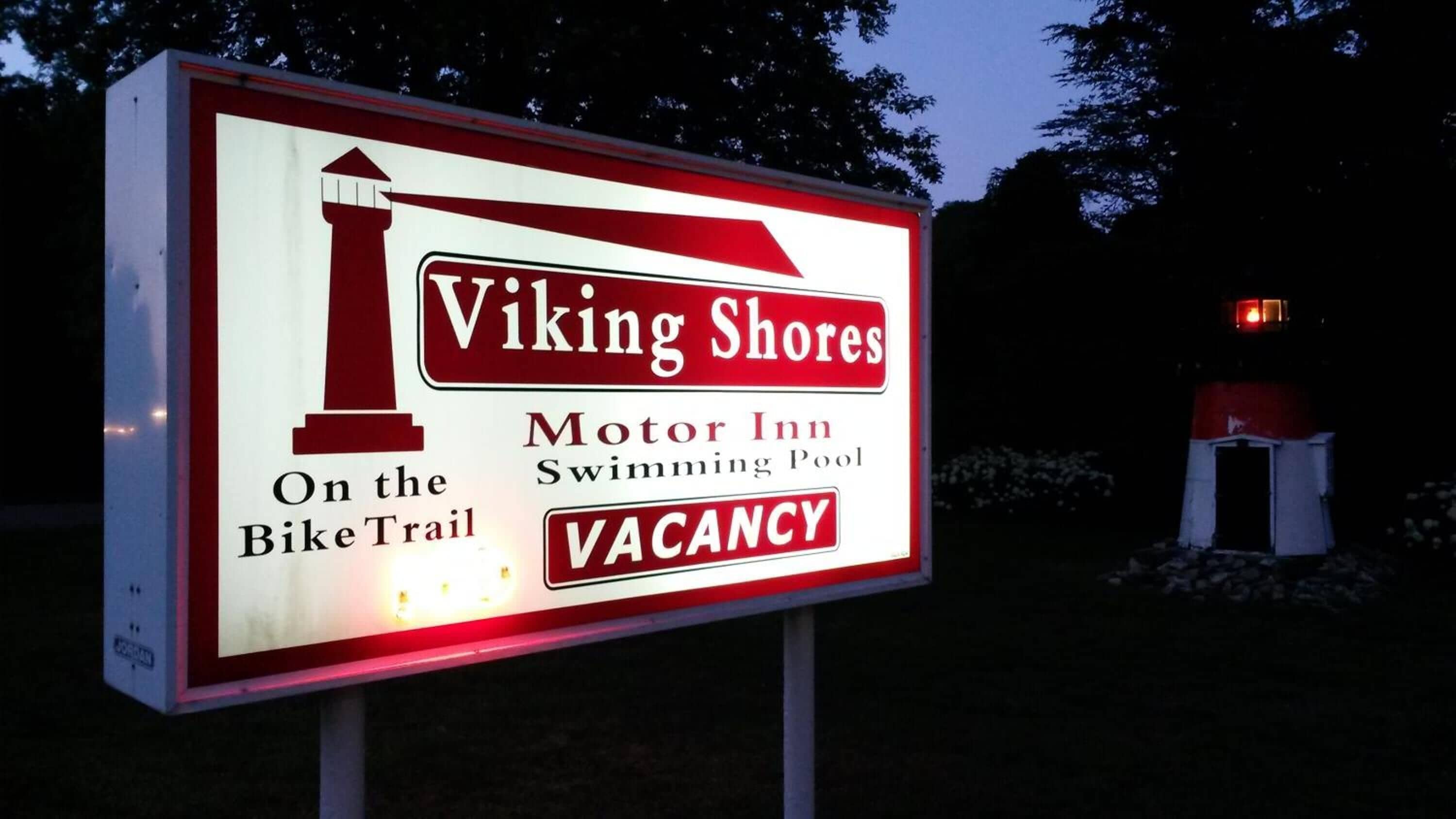 Señal del Motor Inn Viking Shores con piscina, que indica disponibilidad.