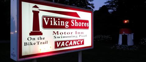 Señal del Motor Inn Viking Shores con piscina, que indica disponibilidad.