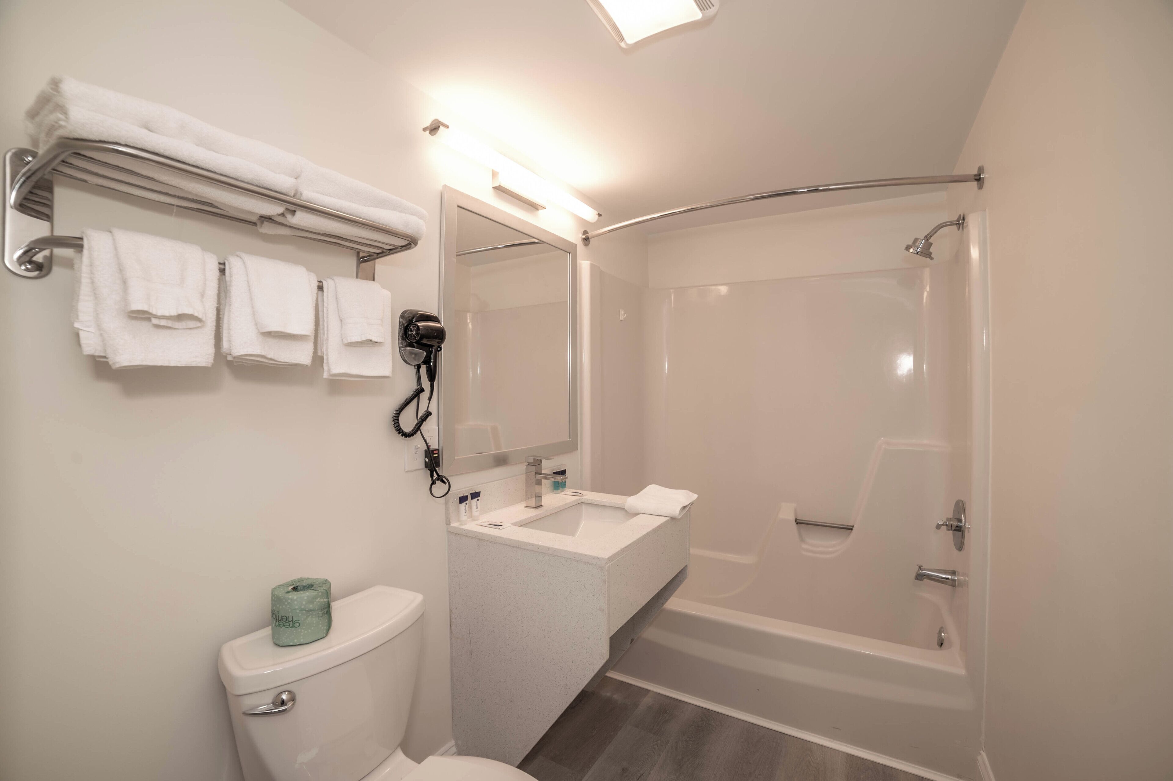 Bañera con ducha, secador de pelo, toallas