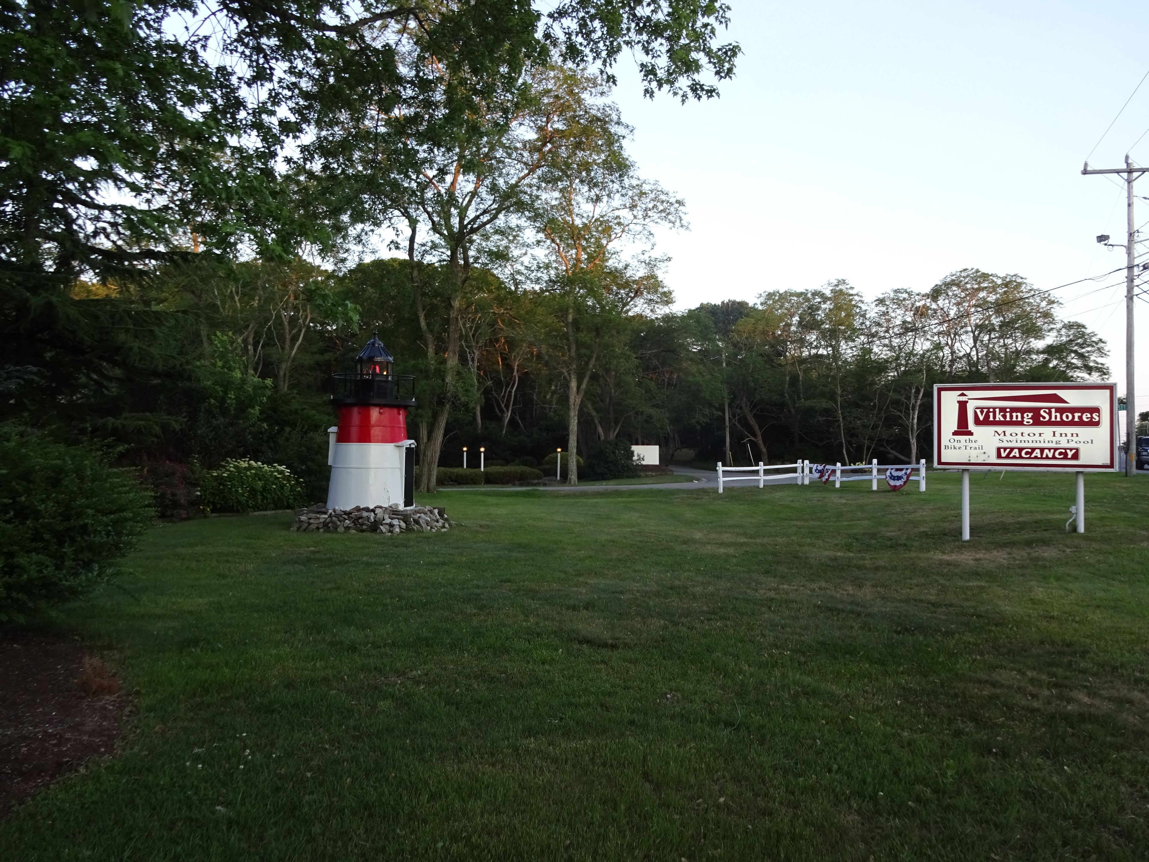 Placa do Viking Shores Motor Inn, com piscina e trilha de bicicleta.