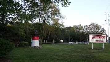 A sign for Viking Shores Motor Inn with a swimming pool and bike trail.