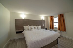 Rom, 1 kingsize-seng | Skrivebord, strykejern/-brett, wi-fi (inkludert) og sengetøy