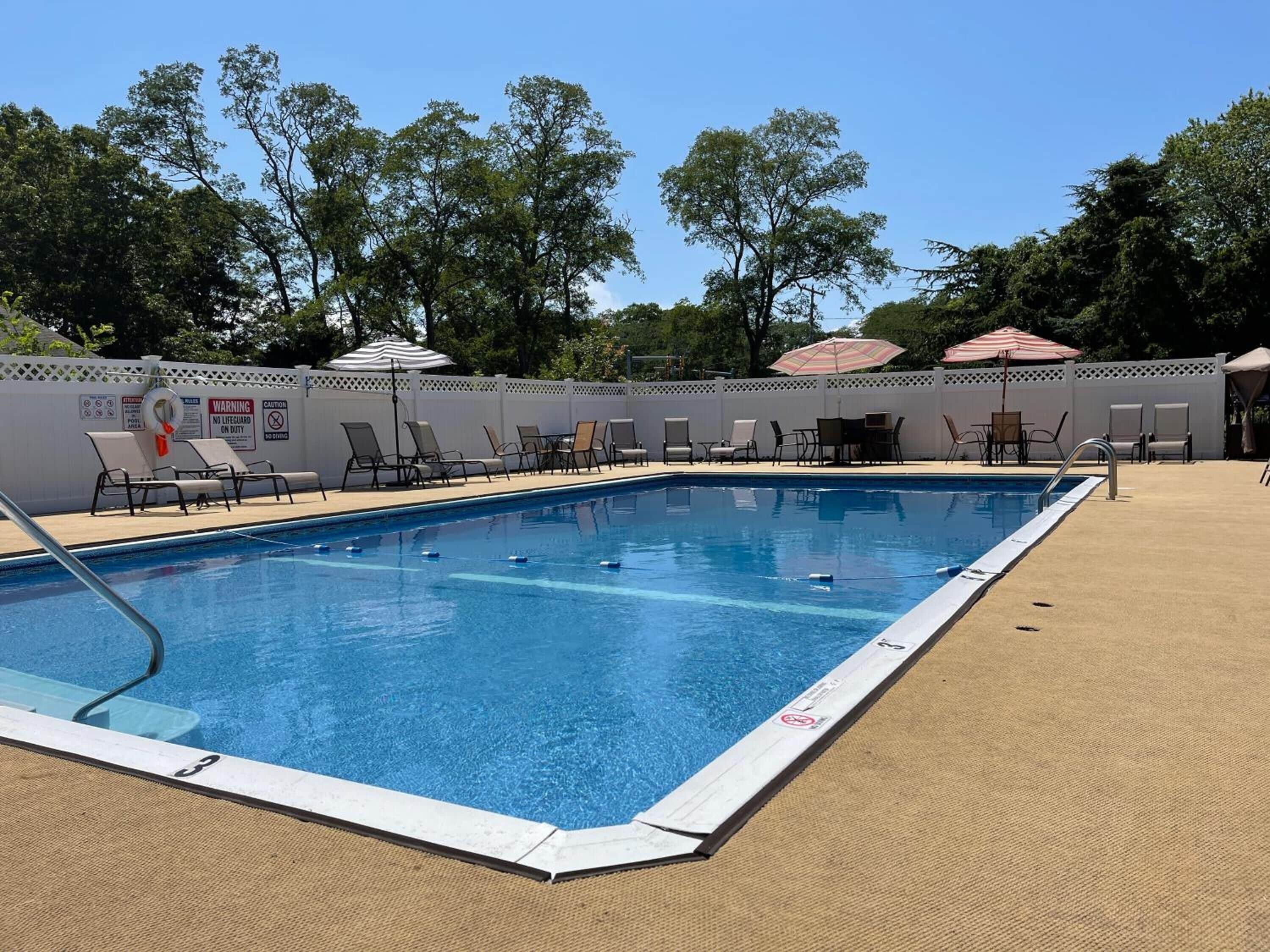 Kauden mukainen ulkouima-allas avoinna 8.00–19.00, aurinkovarjoja