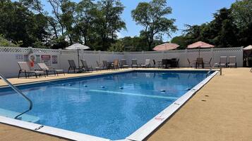 Kauden mukainen ulkouima-allas avoinna 8.00–19.00, aurinkovarjoja