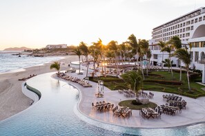 3 piscinas al aire libre, cabañas de piscina (de pago), sombrillas