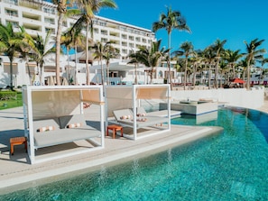 3 udendørs pools, hytter (tillægsgebyr), parasoller