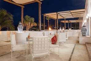 5 restauranter; serverer morgenmad, frokost og italienske retter