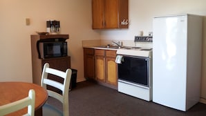Coffee/tea maker, fridge, microwave - Ocean Avenue Inn (Westport)