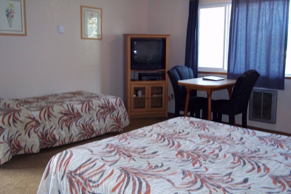 Quarto triplo, várias camas | Camas extras/dobráveis (sobretaxa), Wi-Fi de cortesia