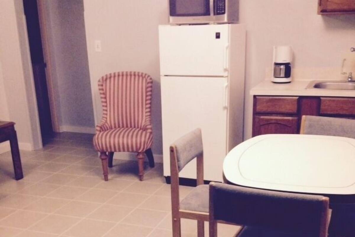 Quarto solteiro | Cozinha privada | Cafeteira/chaleira, geladeira, micro-ondas