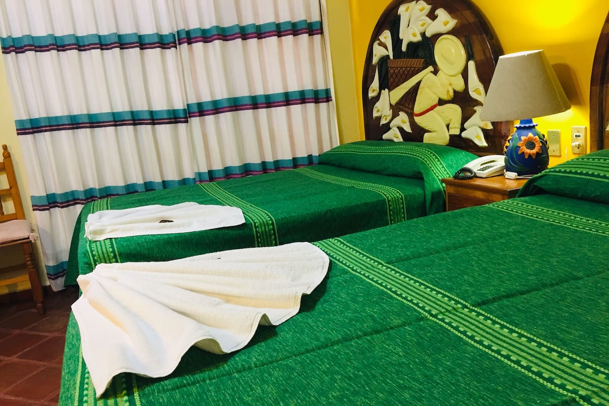 Quarto casal standard, 2 camas de casal | Wi-Fi de cortesia