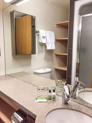 Chuveiro, produtos de toalete grátis, toalhas de banho 