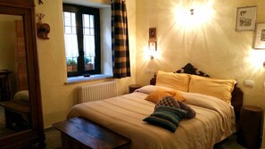 Double Room (Boton d'Or) | Premium bedding, down comforters, memory foam beds - Maison Du-Noyer (Aosta)