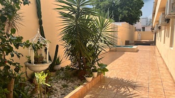 Piscina a l'aire lliure (horari: 09:00-22:00) i cabanes gratuïtes