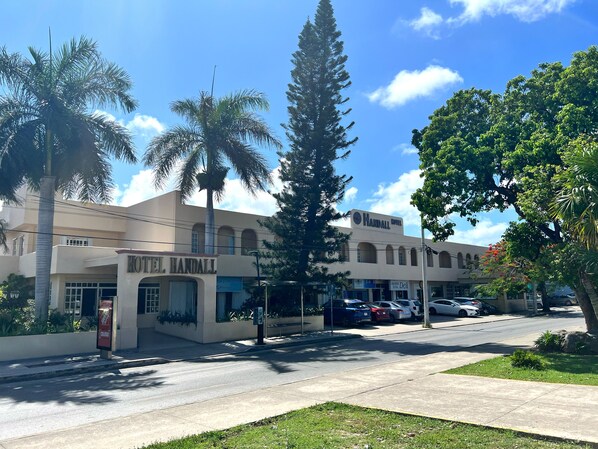 Hotel Handall, con estacionamiento y vista a la calle.
