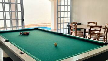 Piscina externa, funciona das 9h às 22h, barracas de cortesia