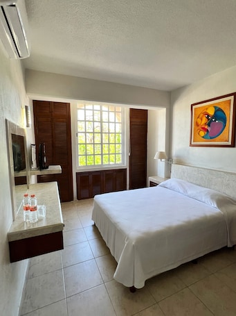 Suite presidencial, balcón, vistas a la ciudad | Escritorio, espacio para trabajar con un portátil, cortinas opacas. Hotel Handall Cancun