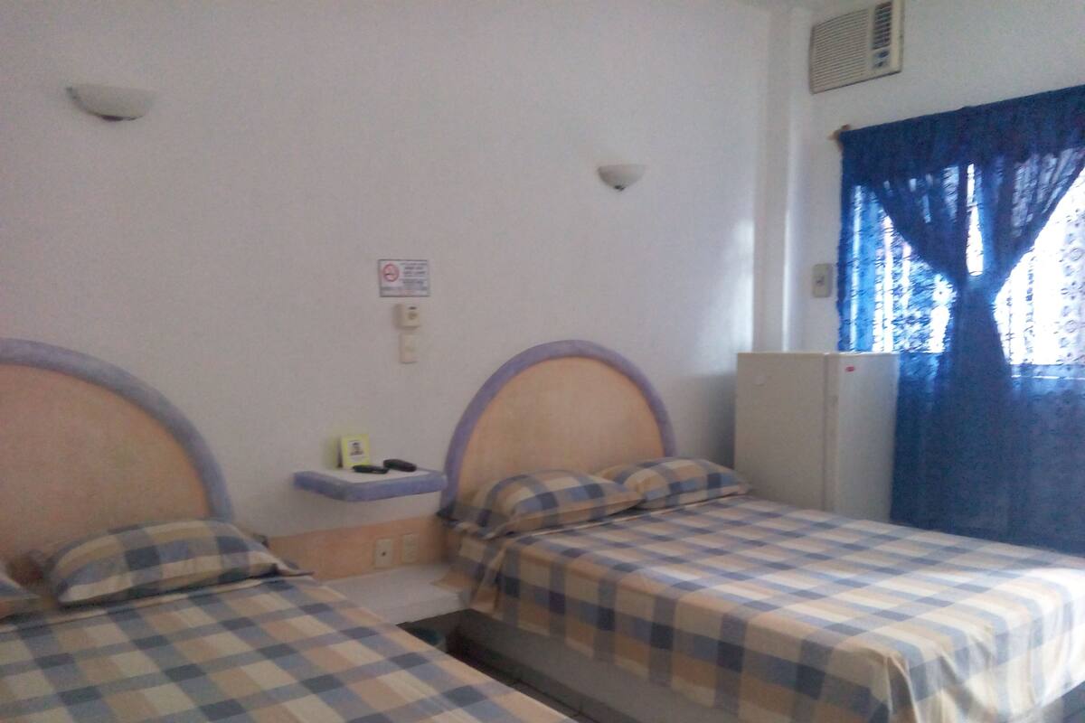 Double Room with A/C | Brankas, Wi-Fi gratis, dan seprai linen