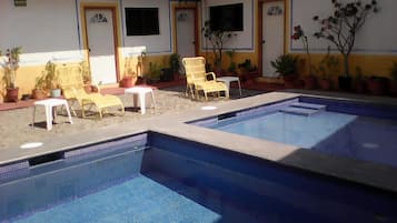 室外泳池;09:00 至 20:00 開放;泳池傘、躺椅