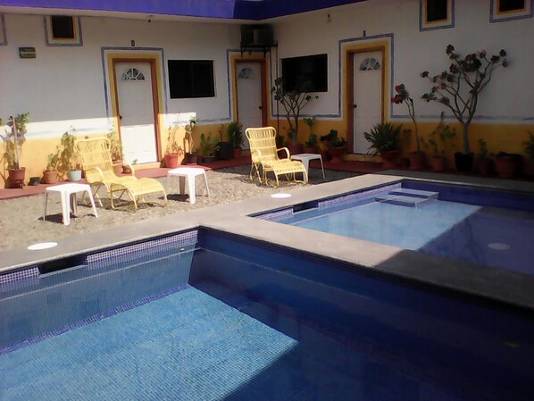 Outdoor pool, open 9:00 AM to 8:00 PM, pool umbrellas, pool loungers - Hotel Sarabi Barra de Navidad (Barra de Navidad)