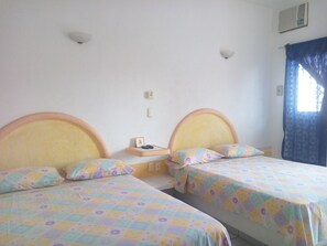 Double Room with A/C | Pengeskab på værelset, gratis Wi-Fi, sengetøj