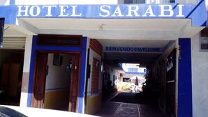 A hotel entrance with a sign reading "HOTEL SARABI" and a "BIENVENIDOS-WELCOME" sign above the door. - Hotel Sarabi Barra de Navidad (Barra de Navidad)