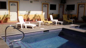 Utomhuspool, öppet 09.00 till 20.00, parasoller och solstolar