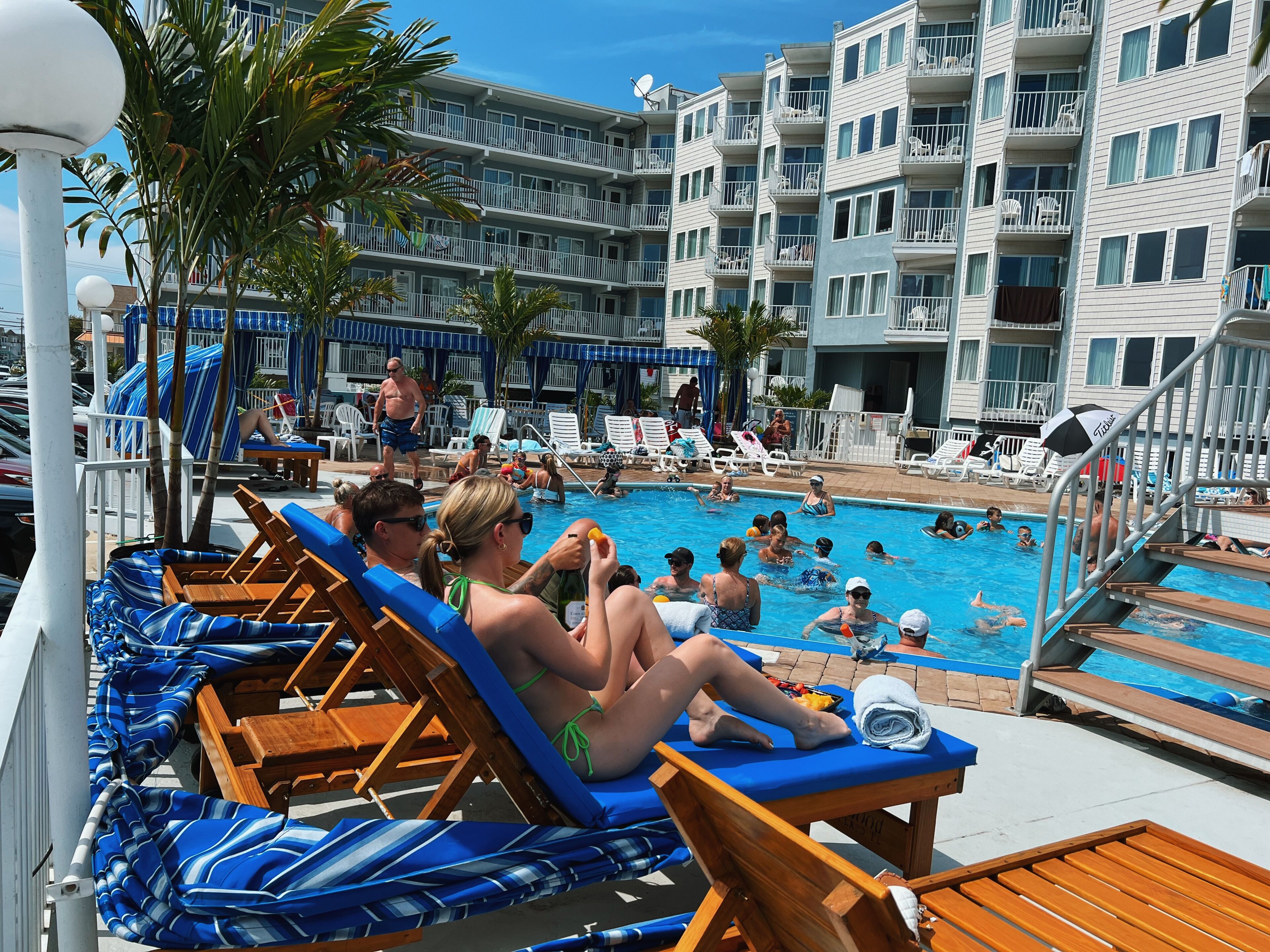 Sæsonbestemt udendørs pool, parasoller, liggestole
