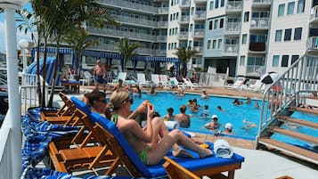 Sæsonbestemt udendørs pool, parasoller, liggestole