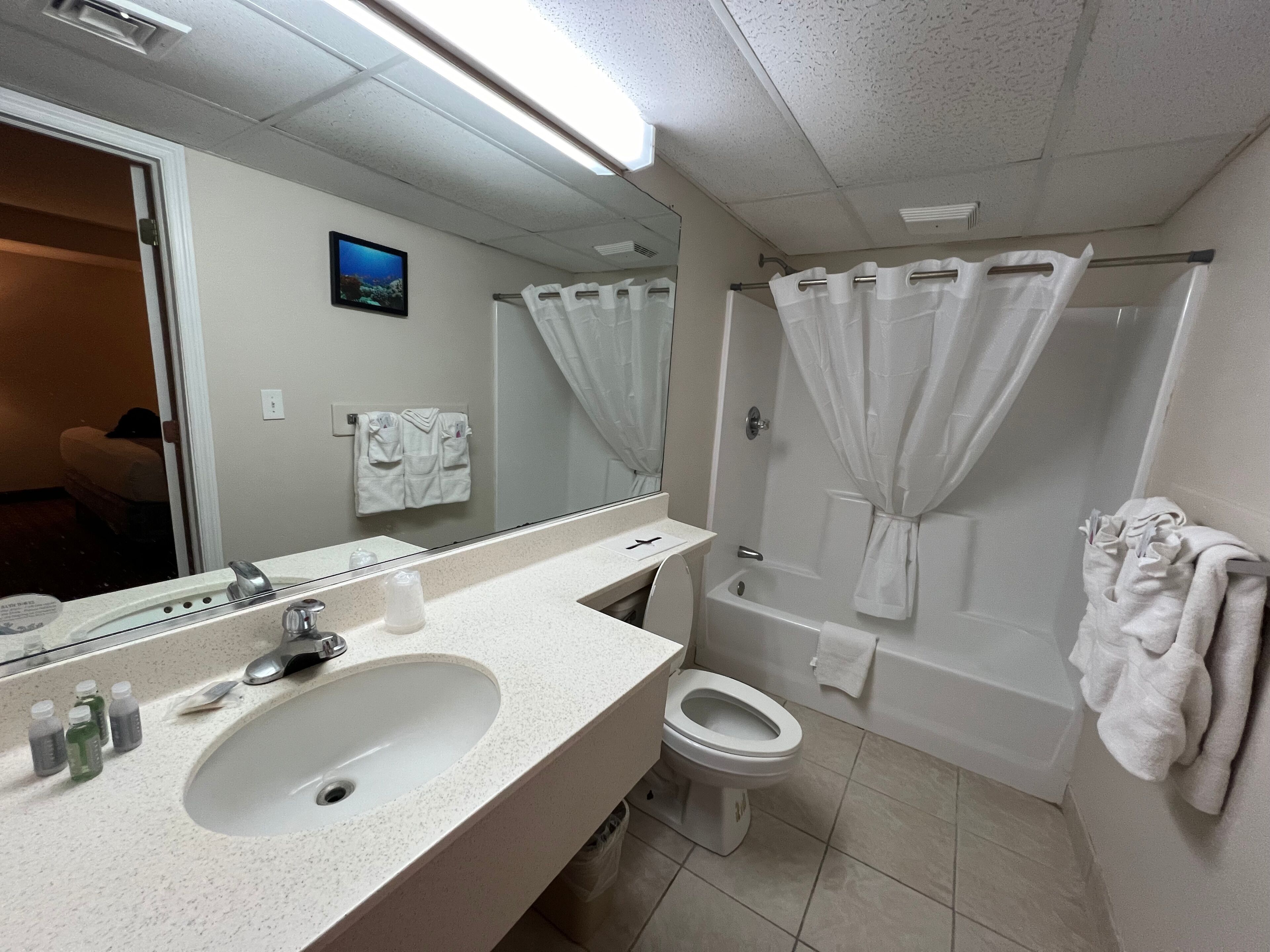 Un baño con lavamanos, inodoro y bañera.
