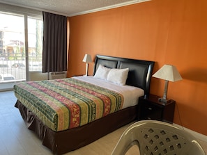 Escritorio, wifi gratis y ropa de cama 