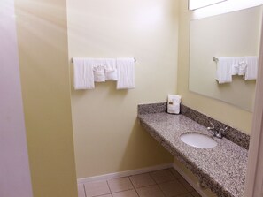 スタンダード ルーム キングベッド 1 台 バルコニー | バスルーム | シャワー、バスアメニティ (無料)、ヘアドライヤー、タオル