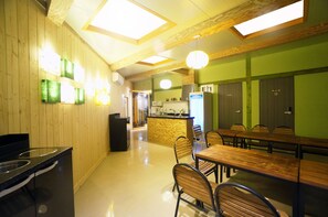 32 インチのLED テレビ (ケーブル放送視聴可)、テレビ、最新映画