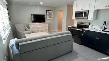 Suite Signature, 1 habitación, cocina (Captain's Cottage) | Zona de estar | Una televisión de pantalla plana, Netflix, Hulu, servicios de streaming