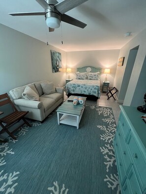 Habitación Confort, 1 cama Queen size, refrigerador y microondas (Seashell II) | Ropa de cama de alta calidad y decoración personalizada 