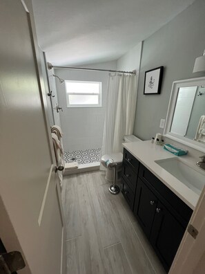 Suite estudio Deluxe, cocina (Island Sunset) | Baño | Regadera, amenidades de baño gratuitas, secadora de cabello, toallas 
