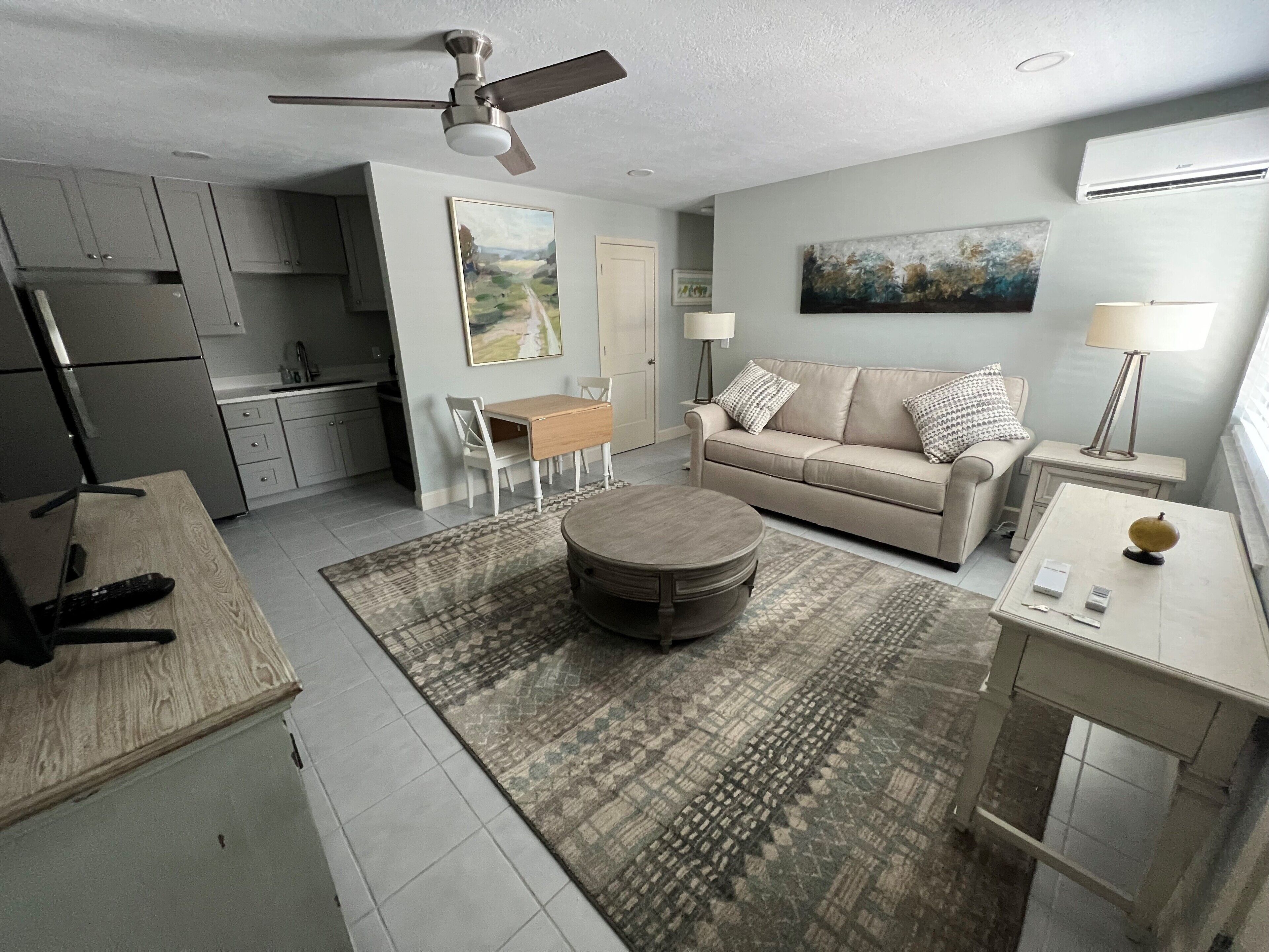family suite, 1 bedroom, kitchen (tarpon cottage) | living area | 50-inch flat-screen tv with cable channels, tv, netflix