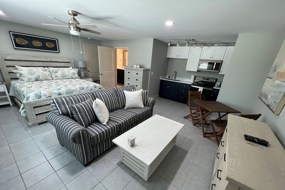Deluxe Studio, 1 King Bed, Kitchen (Lighthouse I)