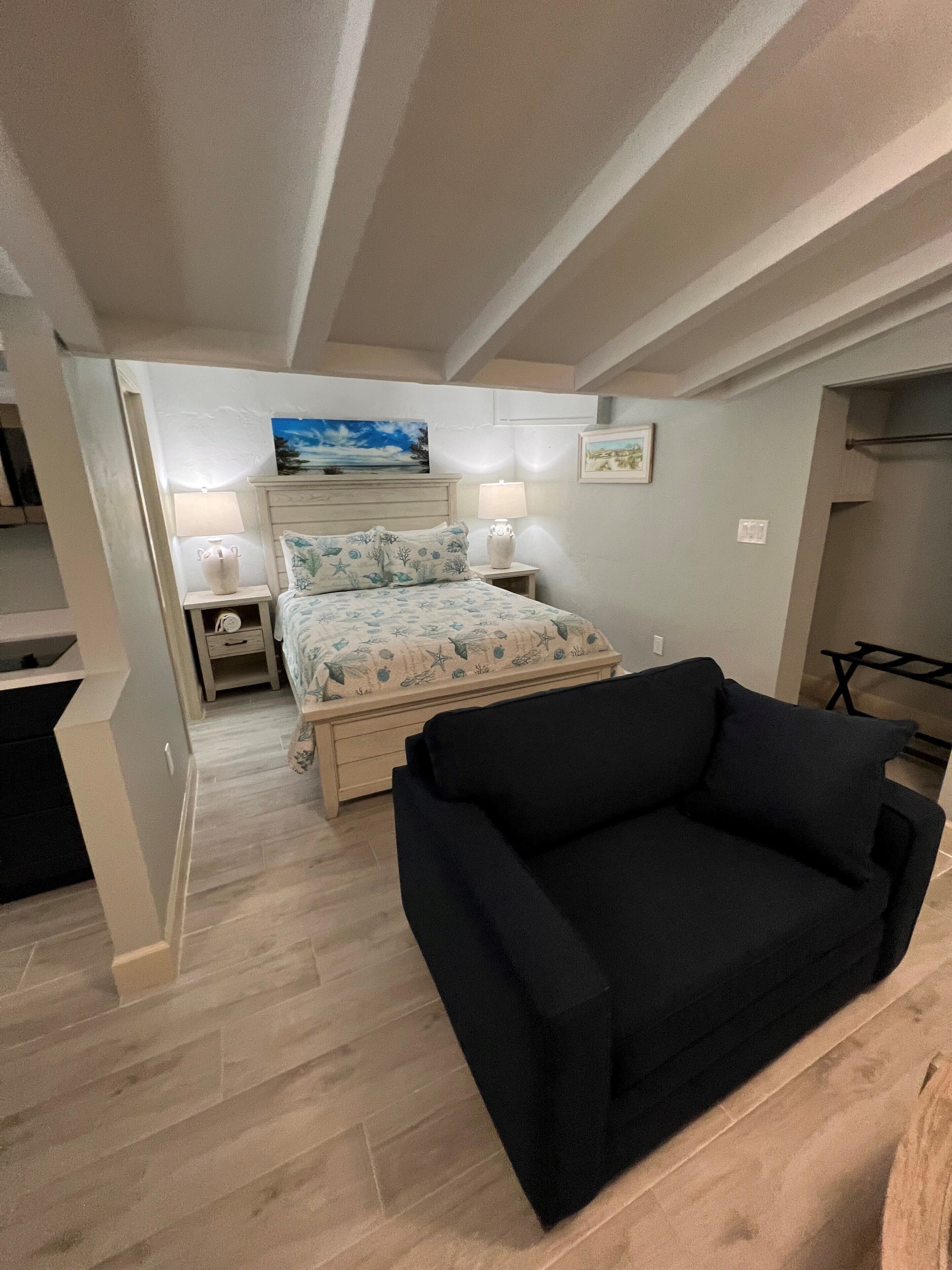 deluxe studio suite, 1 queen bed, kitchen (island sunset) | 1 bedroom, premium bedding, individually decorated