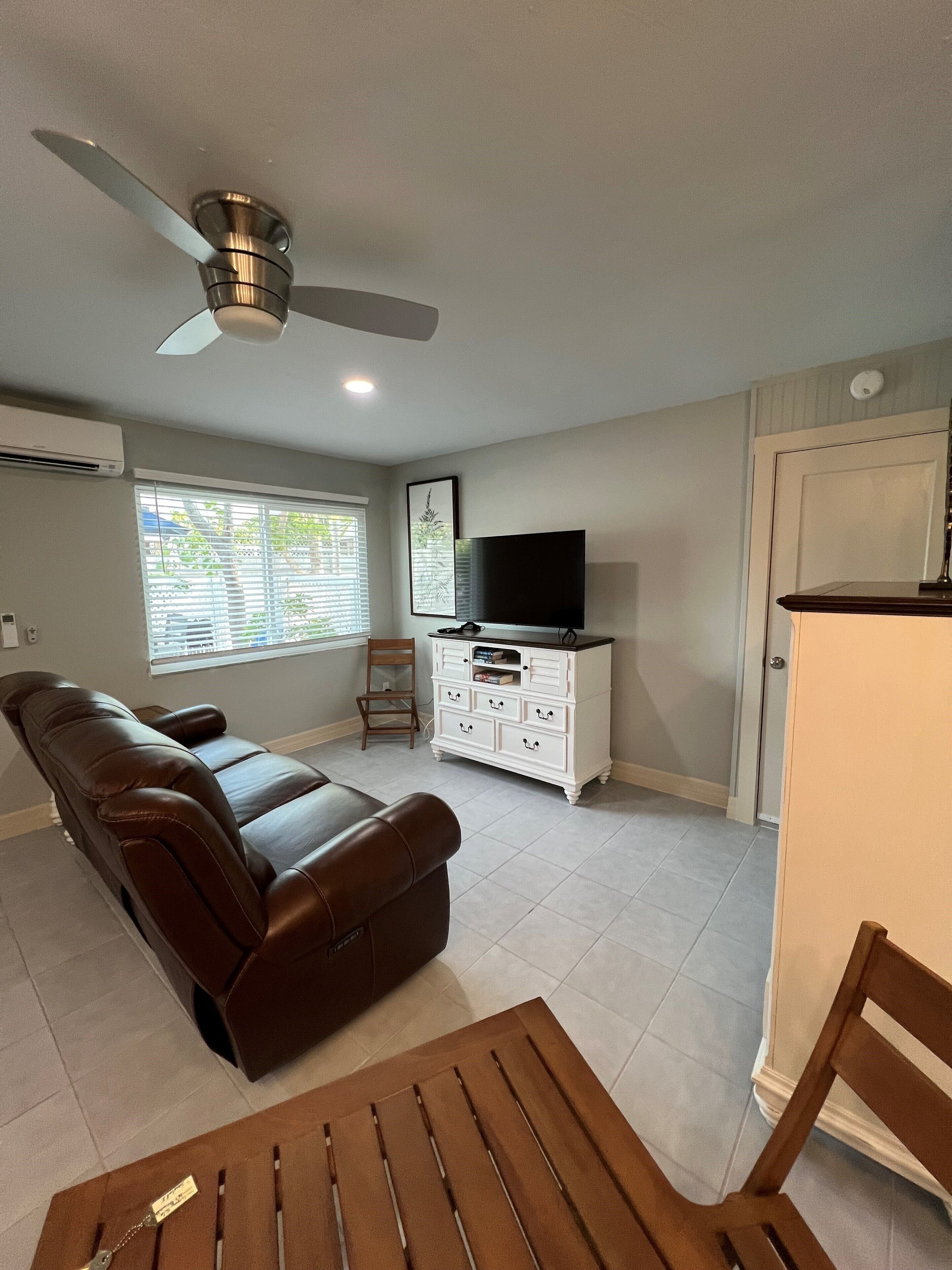 deluxe studio, 1 king bed, kitchen (seashell i) | living area | 50-inch flat-screen tv with cable channels, tv, netflix