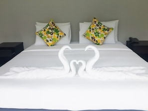 In-room safe, free cribs/infant beds, rollaway beds, free WiFi - Karon Sea Side (Karon)
