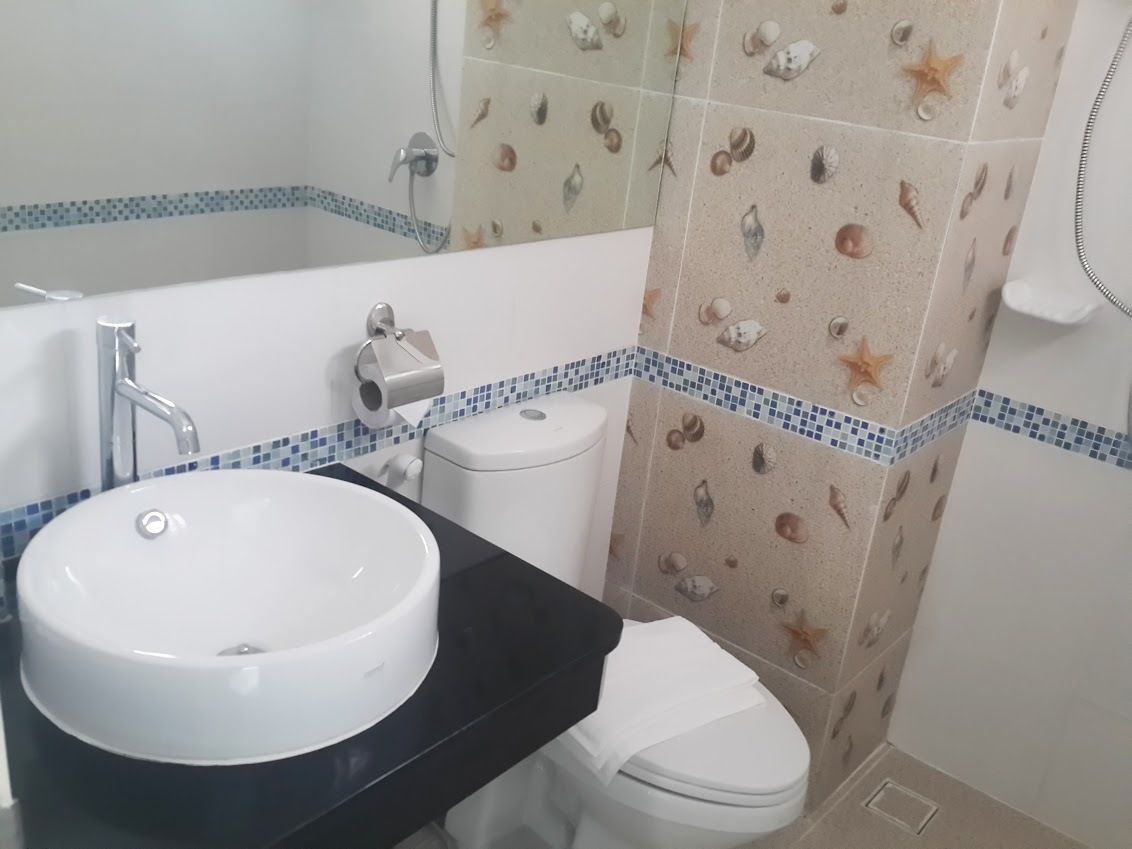 standard double room | bathroom | shower, free toiletries, hair dryer, towels