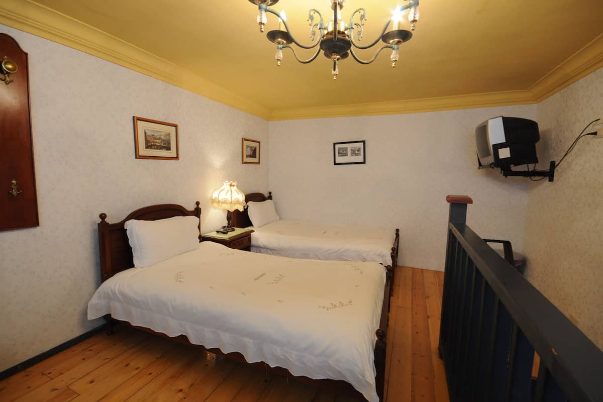 Familie penthouse, meerdere bedden | Een bureau, gratis wifi