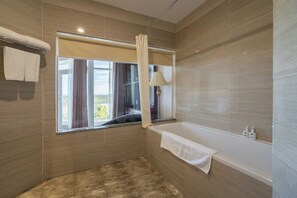Kahden hengen deluxe-huone | Kylpyhuone | Kylpyamme, syvä kylpyamme, designer-hygieniatuotteet, hiustenkuivaaja